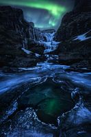 Bevroren waterval op een poolnacht in IJsland