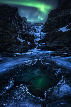Gefrorener Wasserfall in einer Polarlichtnacht in Island von Daniel Gastager
