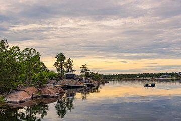 Ostseeküste mit Felsen und Bäumen bei Oskarshamn in Schweden