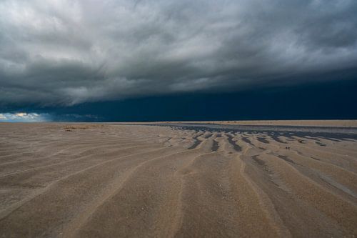 Lever de soleil sur la plage de l'île de Texel avec des nuages d'orage sur Sjoerd van der Wal Photographie