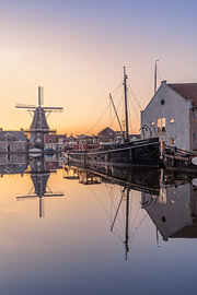 Der historische Hafen von Meppel bei Sonnenuntergang | Spiegelung von Mühle und Schiff