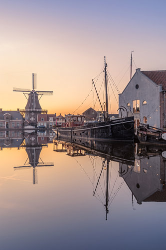 Der historische Hafen von Meppel bei Sonnenuntergang | Spiegelung von Mühle und Schiff von KB Design & Photography (Karen Brouwer)