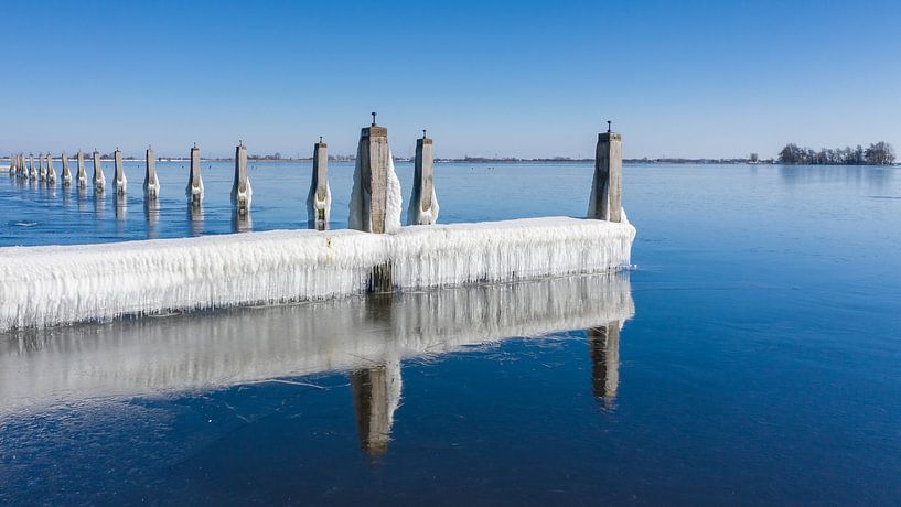 Des glaçons et de l'eau gelée le long du front de mer par Menno Schaefer