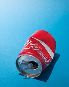 Popart. Gevonden Coca-Cola blikje met lippenstift