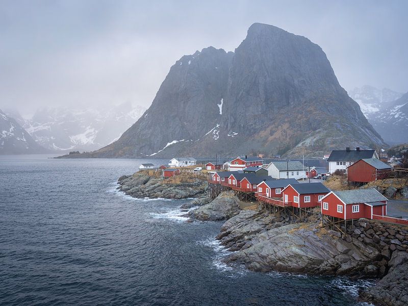 Die ikonischen roten Rorbuer-Häuser auf Hamnoy, Lofoten-Inseln von Margreet Riedstra