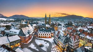 Winterliches Sonnenuntergangspanorama von Goslar, Deutschland