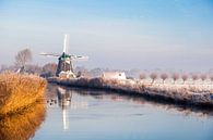 Hollandse molen in winters landschap aan het water van Inge van den Brande thumbnail