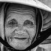 Old woman Conical Hat in Vietnam van Manon Ruitenberg