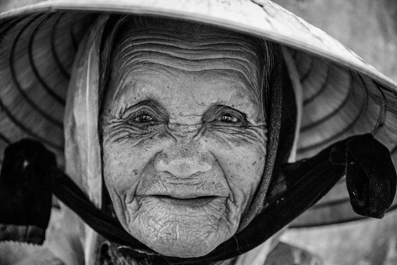 Alte Frau Konischer Hut in Vietnam von Manon Ruitenberg