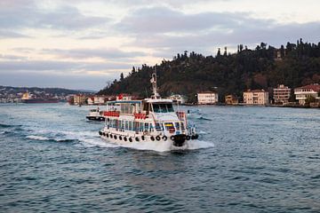 Een veerboot op de Bosporus Zeestraat, Turkije van Lieuwe J. Zander