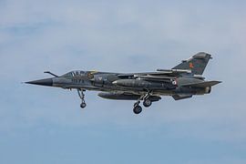 Französische Mirage F1 CR landet auf dem Luftwaffenstützpunkt Leeuwarden. von Jaap van den Berg