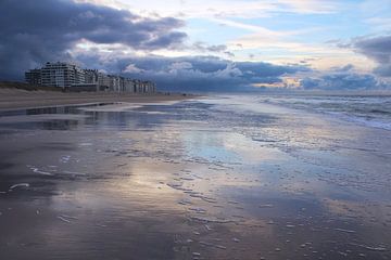 Zachte pastelreflecties Strand van Wenduine, België van Imladris Images