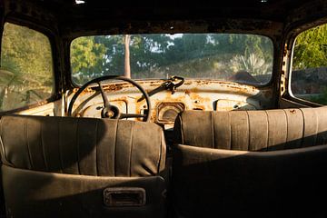 Abandoned car by Tara Schelling