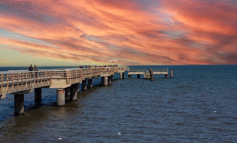 Seebrücke in Ahlbeck an der Ostsee auf Usedom bei Sonnenuntergang von Animaflora PicsStock