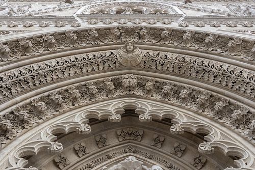 Beeldhouwwerk boven de deur, kathedraal Zagreb