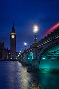 Westminster Bridge und Big Ben an der Themse in London im Abendlicht von gaps photography