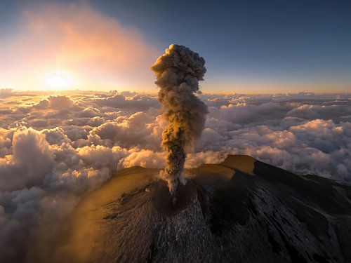 Vulkaanuitbarsting boven de wolken in Guatemala