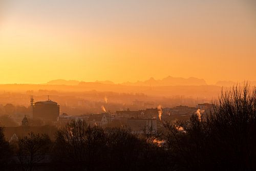 Prachtige ochtendgloed over Kempten met de Zugspitze in je silhouet