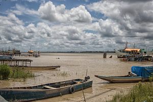Bunte Holzboote in Paramaribo