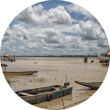 Kleurrijke houten boten in Paramaribo