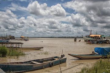 Bunte Holzboote in Paramaribo