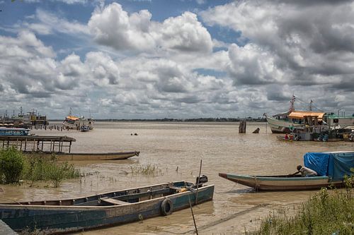 Kleurrijke houten boten in Paramaribo