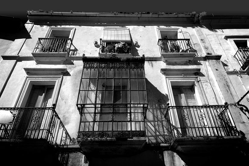 Alte Fassade, Spanien (Schwarz-Weiß) von Rob Blok