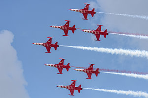 Die „Turkish Stars“ in Aktion bei der Flugshow in Bukarest.
