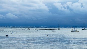 Moody Coastline – Sfeervolle landschapsfotografie van de oceaan  Beschrijving
