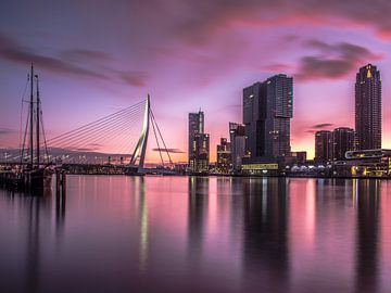 Rotterdam in de ochtendglorie van Sjoerd Van der Pluijm