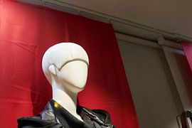 Tête de mannequin féminin dans une vitrine de magasin sur Heiko Kueverling