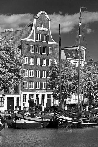 Grachtenhaus Dordrecht schwarz und weiß von Anton de Zeeuw