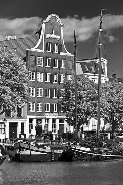 Grachtenpand Dordrecht zwart/wit van Anton de Zeeuw