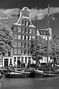 Grachtenpand Dordrecht zwart/wit van Anton de Zeeuw thumbnail