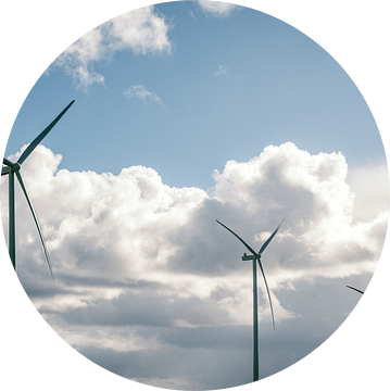 Windturbines met blauwe lucht en witte wolken in de achtergrond van Sjoerd van der Wal Fotografie