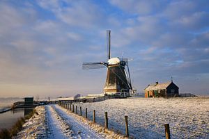 Molen in het warme zonlicht van een winterse zonsopkomst van iPics Photography