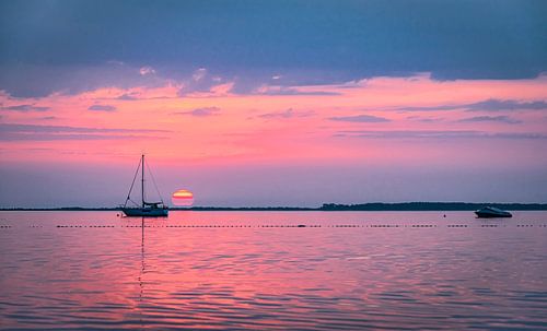 De lucht kleurt roze boven de Oostzee, Rügen