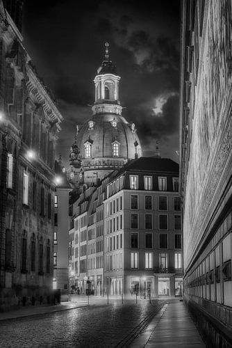 Dresden met Frauenkirche en historische huizen in zwart-wit.
