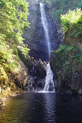 De Plodda waterval is een waterval 5 km ten zuidwesten van het dorp Tomich