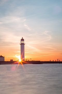 Zonsopkomst bij de vuurtoren van Hellevoetsluis van Louise Poortvliet