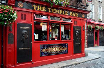 Beroemd rood café in Temple Bar, Dublin in Ierland van iPics Photography
