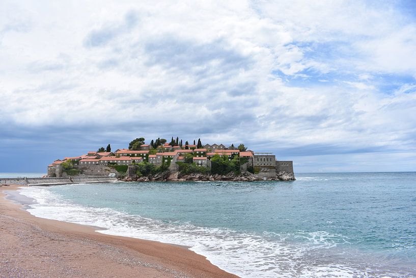 Island for the rich by Gonnie van Hove