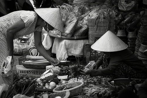 Vrouwen op de markt in Hoi An, Vietnam van Simone Diederich