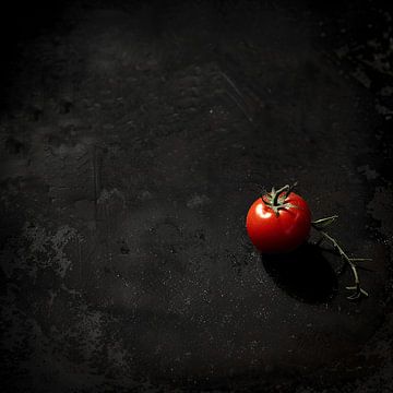 Mysterieus Zwart en Rood - Een Tomaat in Elegante Stilte van Karina Brouwer