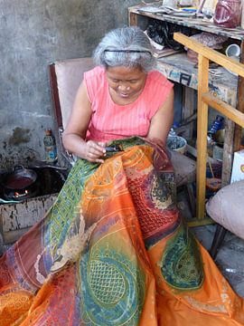 Javaanse vrouw maakt batik kleed