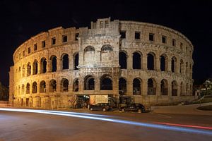 Arène romaine au centre de Pula, Croatie, de nuit