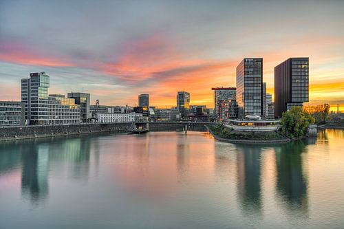 Medienhafen Düsseldorf bei Sonnenuntergang