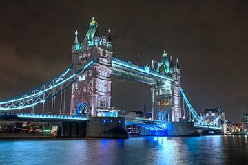 De Tower Bridge op de rivier de Theems in Engeland at night van Eye on You