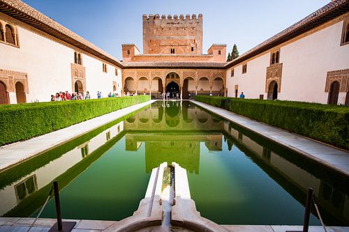 De Nasrid paleizen in het Alhambra van Granada