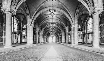 Tunnel onder het Rijksmuseum in Amsterdam in zwart-wit
